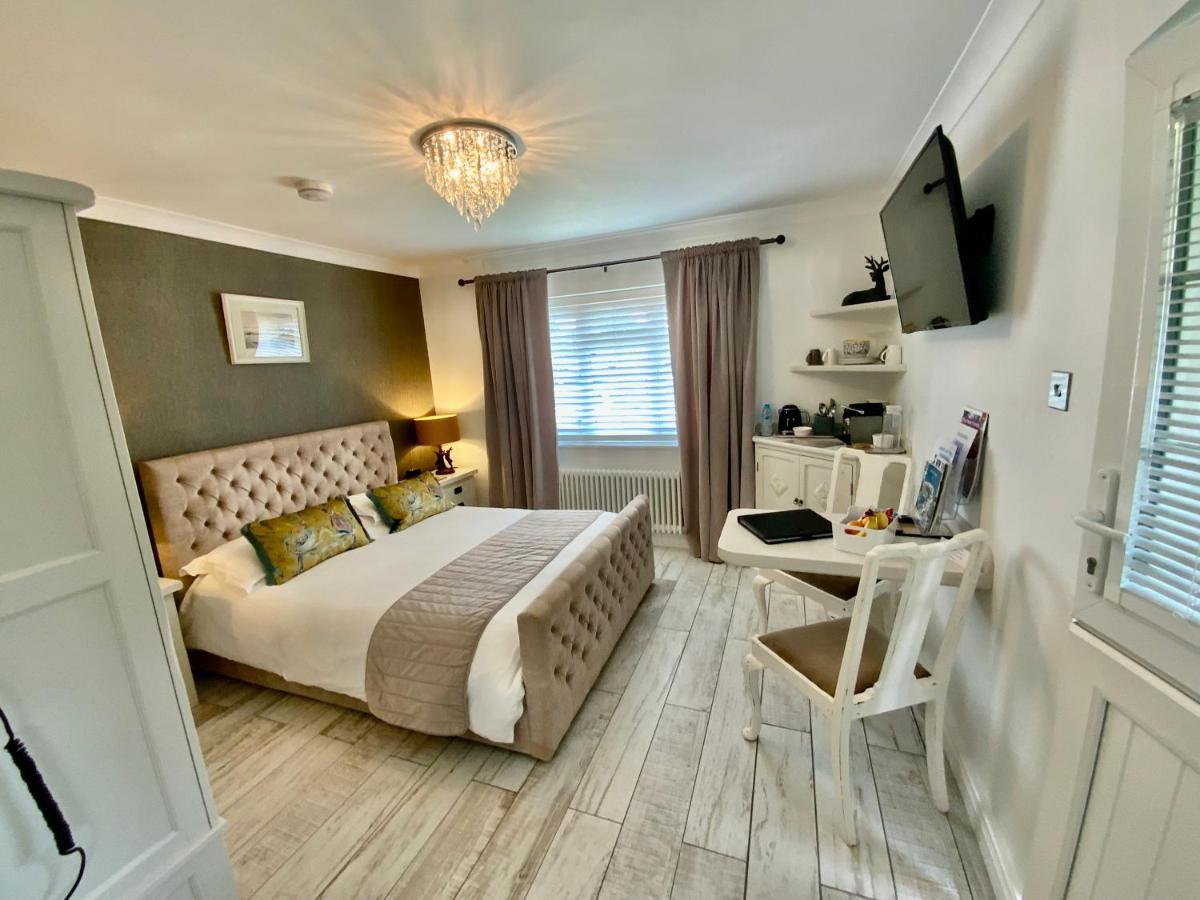 The Knightwood Oak A Luxury King Size En-Suite Space - Lymington New Forest With Totally Private Entrance - Key Box Entry - Free Parking & Private Outdoor Seating Area - Town ,Shops , Pubs & Solent Way Walking Distance & Complimentary Breakfast Items Luaran gambar