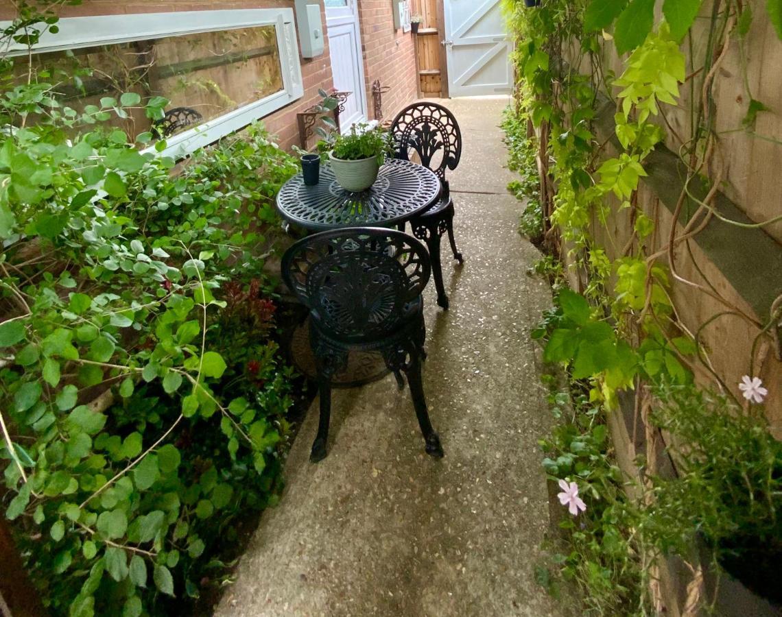 The Knightwood Oak A Luxury King Size En-Suite Space - Lymington New Forest With Totally Private Entrance - Key Box Entry - Free Parking & Private Outdoor Seating Area - Town ,Shops , Pubs & Solent Way Walking Distance & Complimentary Breakfast Items Luaran gambar