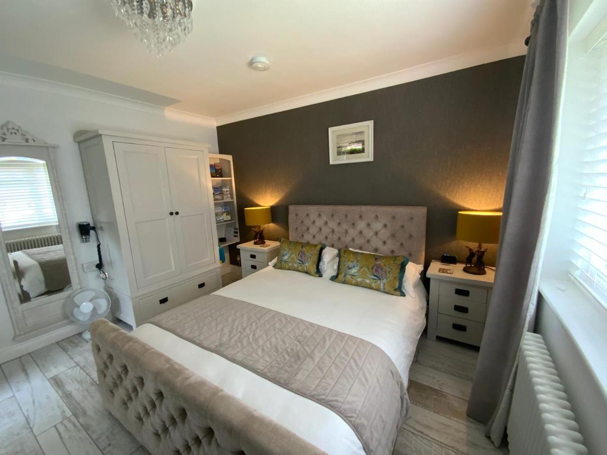 The Knightwood Oak A Luxury King Size En-Suite Space - Lymington New Forest With Totally Private Entrance - Key Box Entry - Free Parking & Private Outdoor Seating Area - Town ,Shops , Pubs & Solent Way Walking Distance & Complimentary Breakfast Items Luaran gambar