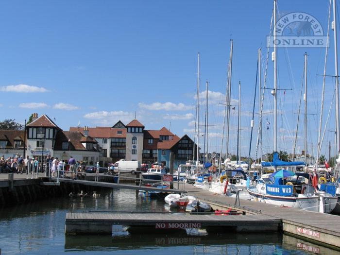 The Knightwood Oak A Luxury King Size En-Suite Space - Lymington New Forest With Totally Private Entrance - Key Box Entry - Free Parking & Private Outdoor Seating Area - Town ,Shops , Pubs & Solent Way Walking Distance & Complimentary Breakfast Items Luaran gambar