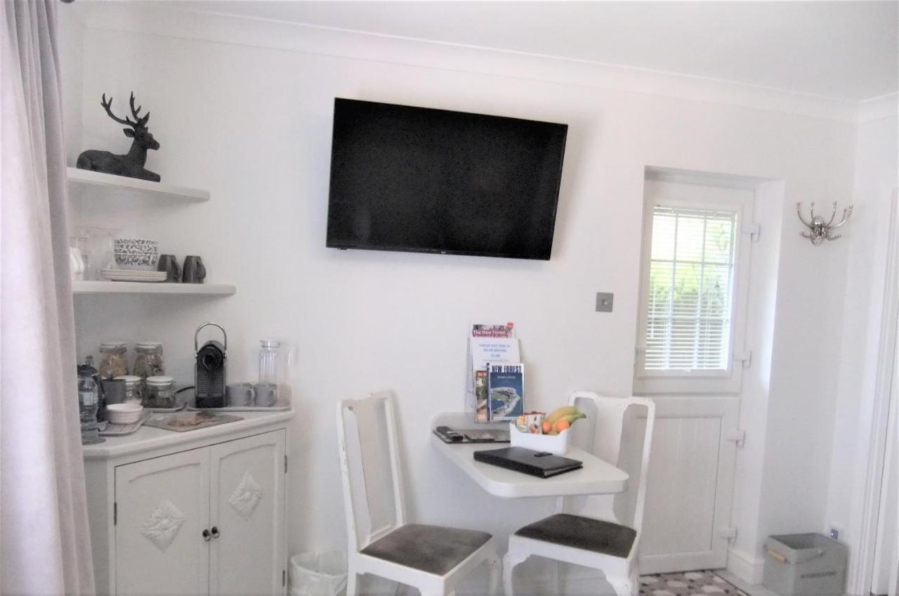 The Knightwood Oak A Luxury King Size En-Suite Space - Lymington New Forest With Totally Private Entrance - Key Box Entry - Free Parking & Private Outdoor Seating Area - Town ,Shops , Pubs & Solent Way Walking Distance & Complimentary Breakfast Items Luaran gambar